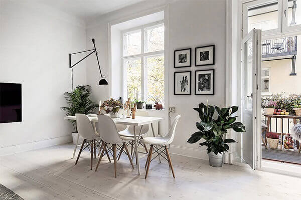 Sala de jantar minimalista com plantas.