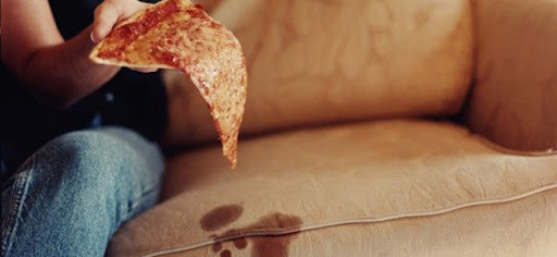 Limpeza de sofá com mancha de pizza.