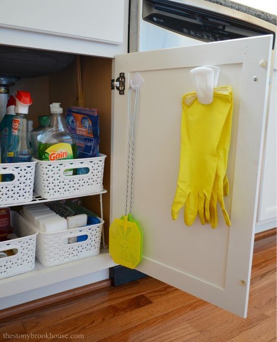 armário de cozinha com separadores de produtos de limpeza