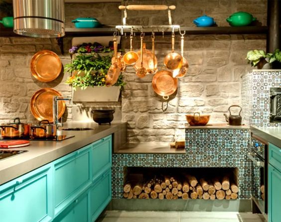 cozinha rústica com panelas de cobre e fogão a lenha