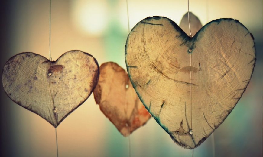 corações suspensos representam o amor