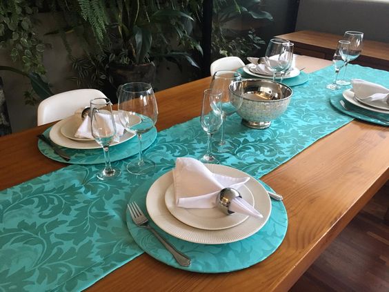 jogo de mesa para compor a decoração dos pratos e taças