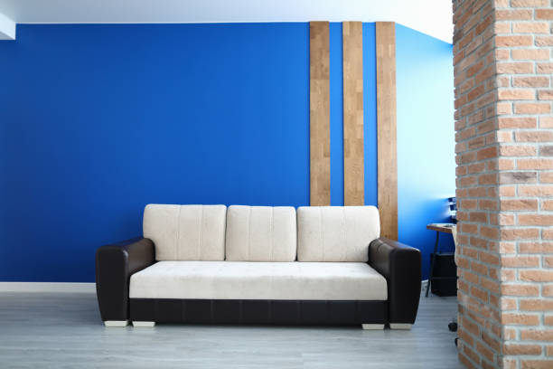 feng shui parede de fundo azul e sofá branco