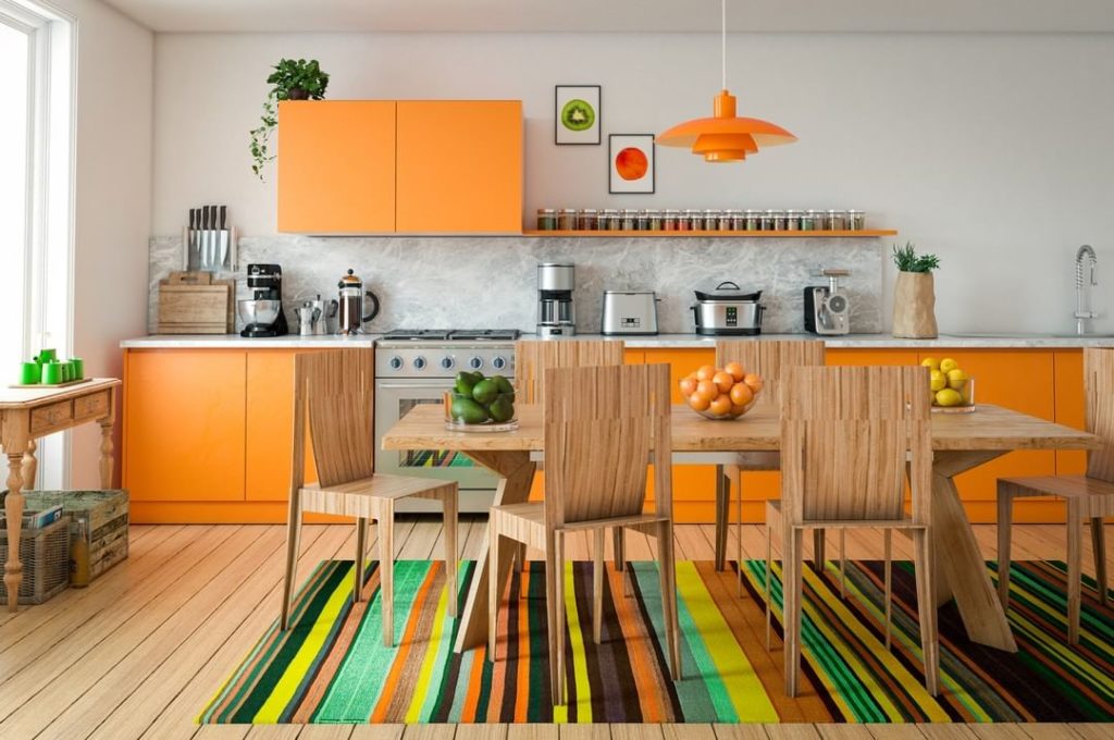 cozinha moderna laranja e tapete colorido