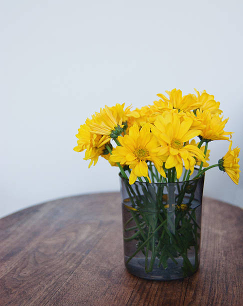 vaso de flores amarela