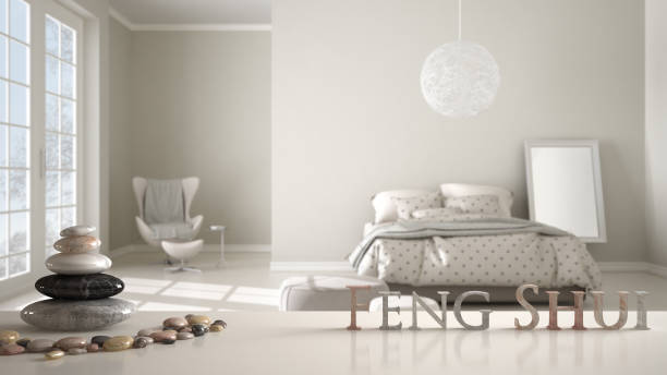 quarto minimalista com cores claras e grande janela para iluminação natural