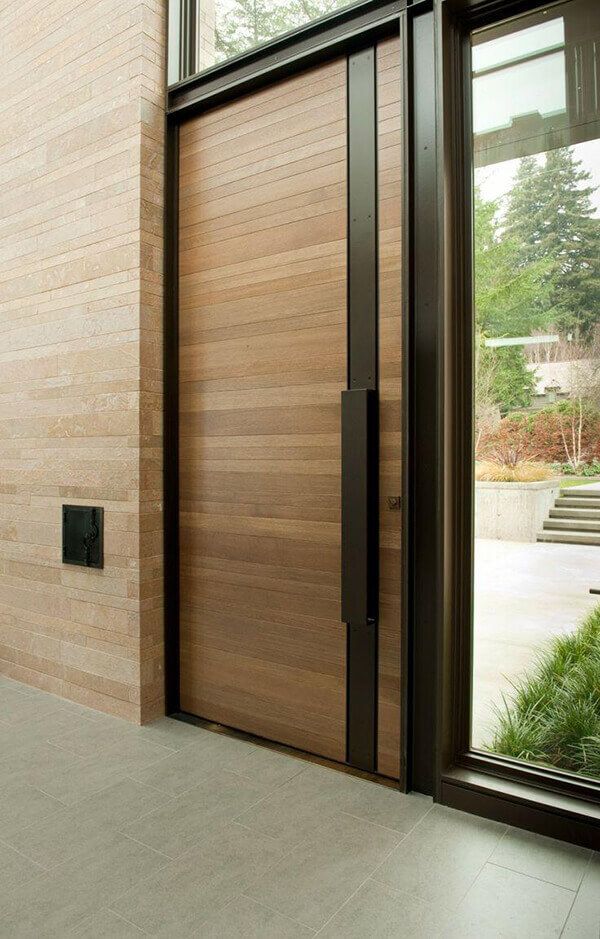 porta de entrada madeira, vidro e metal