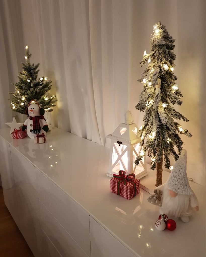 decoração de natal com duas árvores