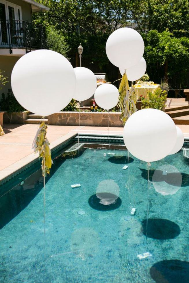 balões decorativos na piscina