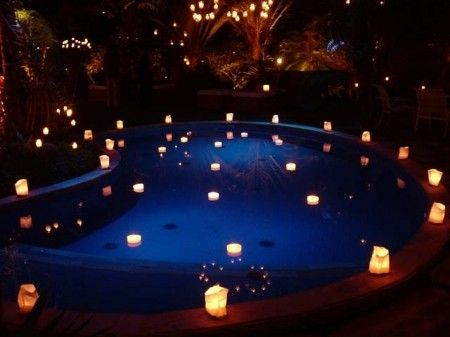 piscina e jardim iluminado