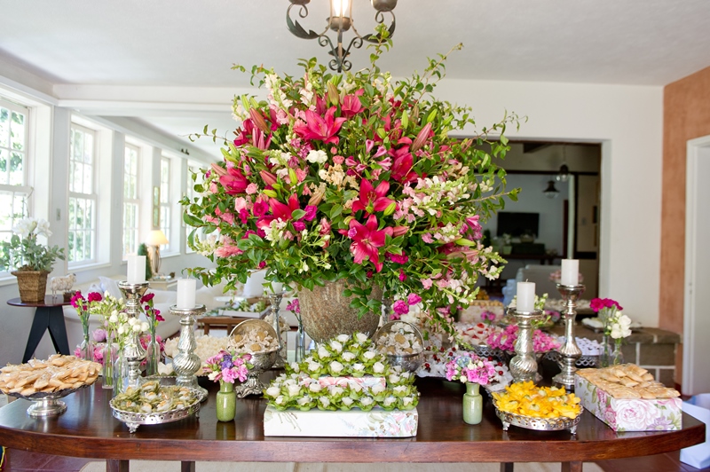 mesa decorada com flores