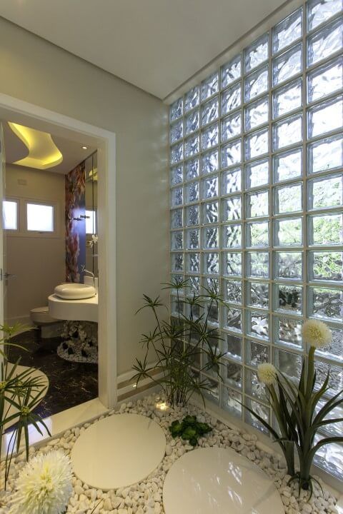banheiro com tijolo de vidro