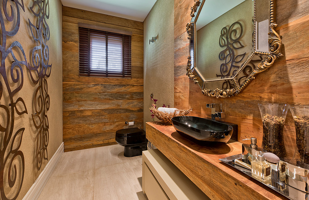 banheiro feito de madeira