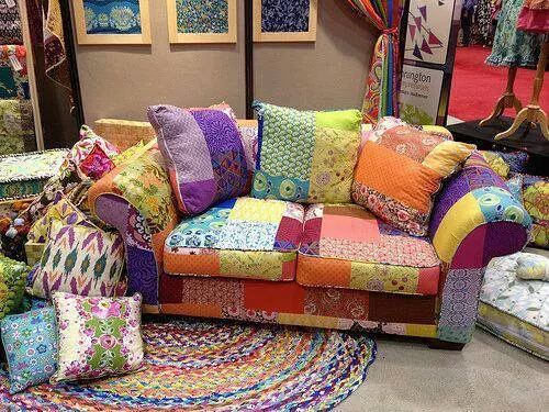 sala colorida com sofá