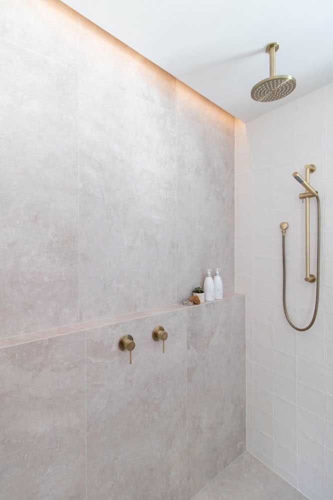 banheiro com decoração dourada