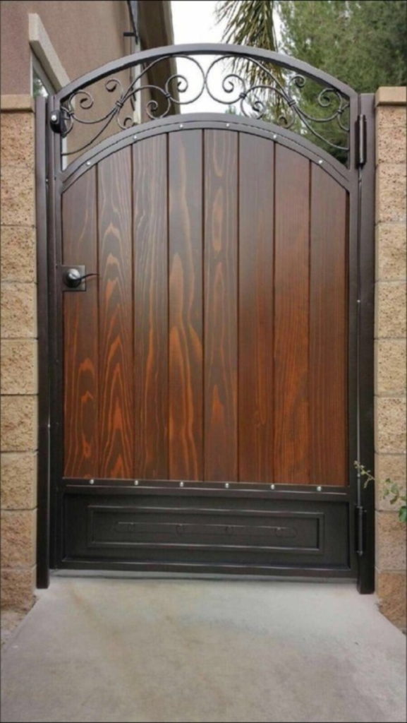 porta de entrada de metal e madeira