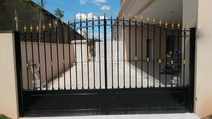 portão com hastes de proteção