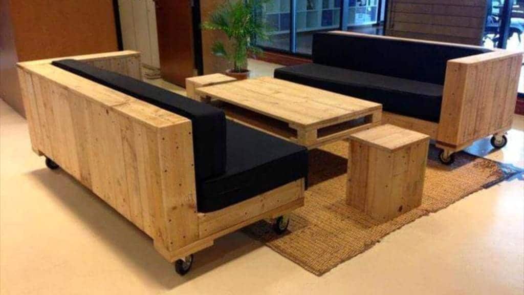 sofá com madeira tratada