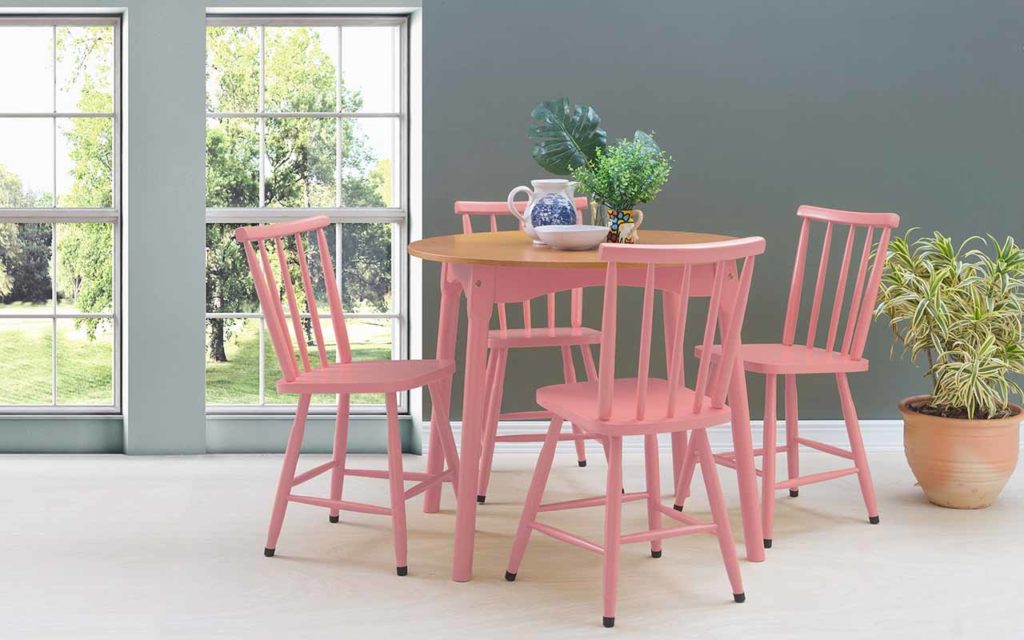 cadeira rosa com mesa