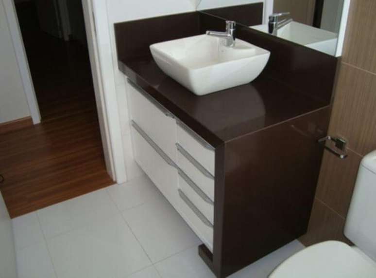 lavabo com bancada em granito marrom absoluto e armários e cuba bancos