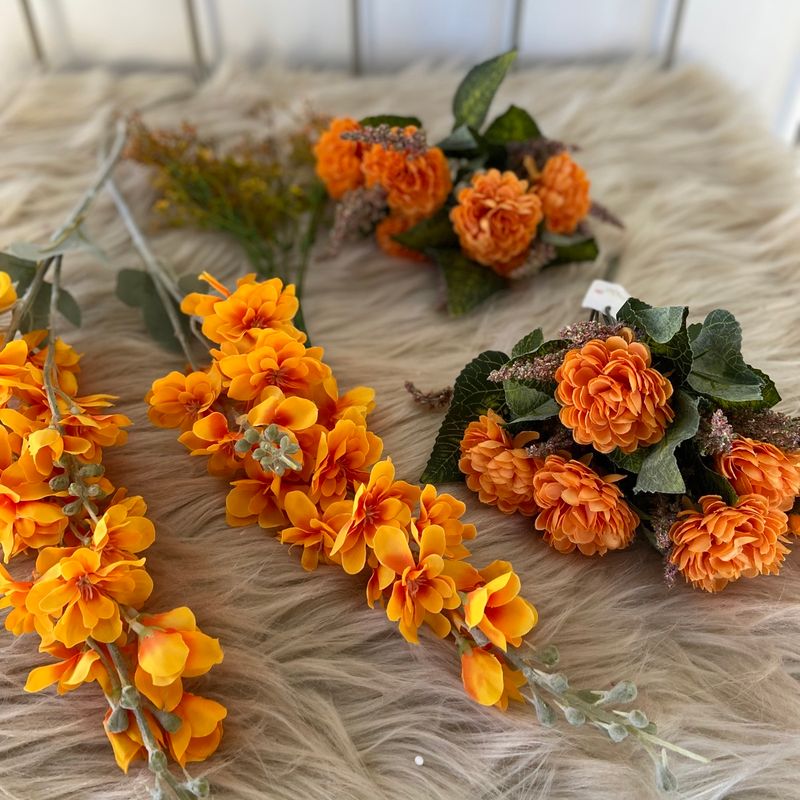 decoração com flores laranja