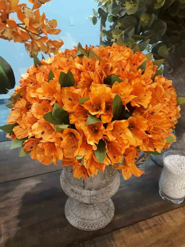 decoração com flores laranja